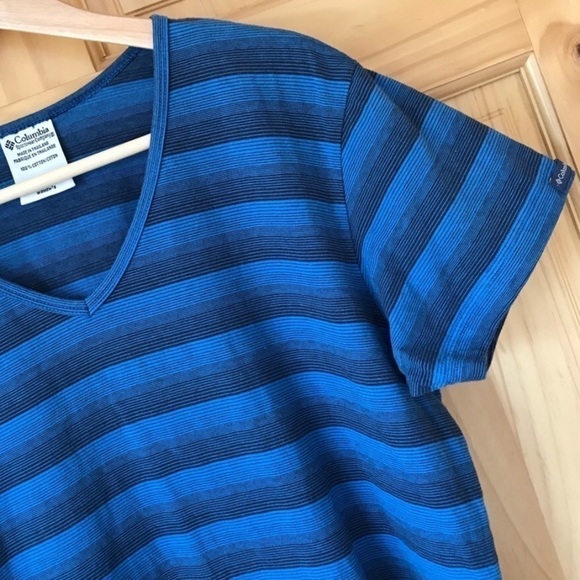 𝅺Columbia Striped Cotton V-Neck athletic performance Tee Women’s Size XL - Picture 3 of 7